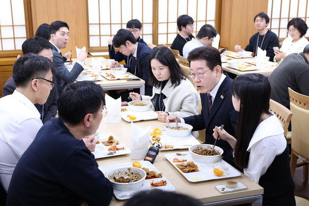 이재명 대통령, 출입기자들과 점심식사