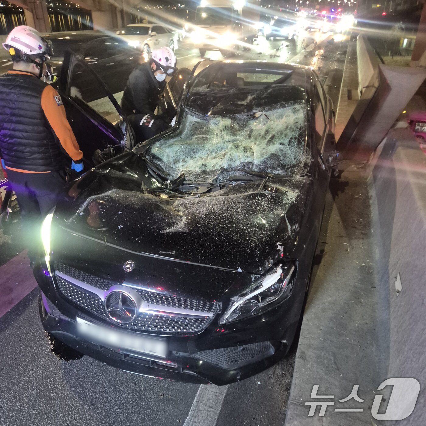 본문 이미지 - 지난 25일 오후 8시 44분쯤 반포대교에서 주행하던 포르쉐 차량이 강변북로를 주행 중이던 벤츠 차량 위로 떨어진 뒤 잠수교까지 추락해 운전자를 포함한 2명이 다치고 차량 4대가 파손되는 사고가 발생했다. 서울 용산경찰서는 사고를 낸 포르쉐 차량에서 프로포폴 주사제와 진정마취용 약물, 일회용 주사기 등을 발견하고 운전자인 30대 여성 A 씨를 이날 자정 40분쯤 긴급체포했다. (용산소방서 제공)2026.2.26 ⓒ 뉴스1