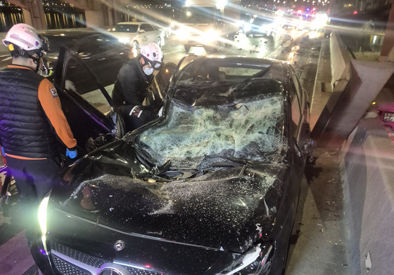 '반포대교 추락' 포르쉐 운전자에 약물 건넨 공범, 경찰에 자수