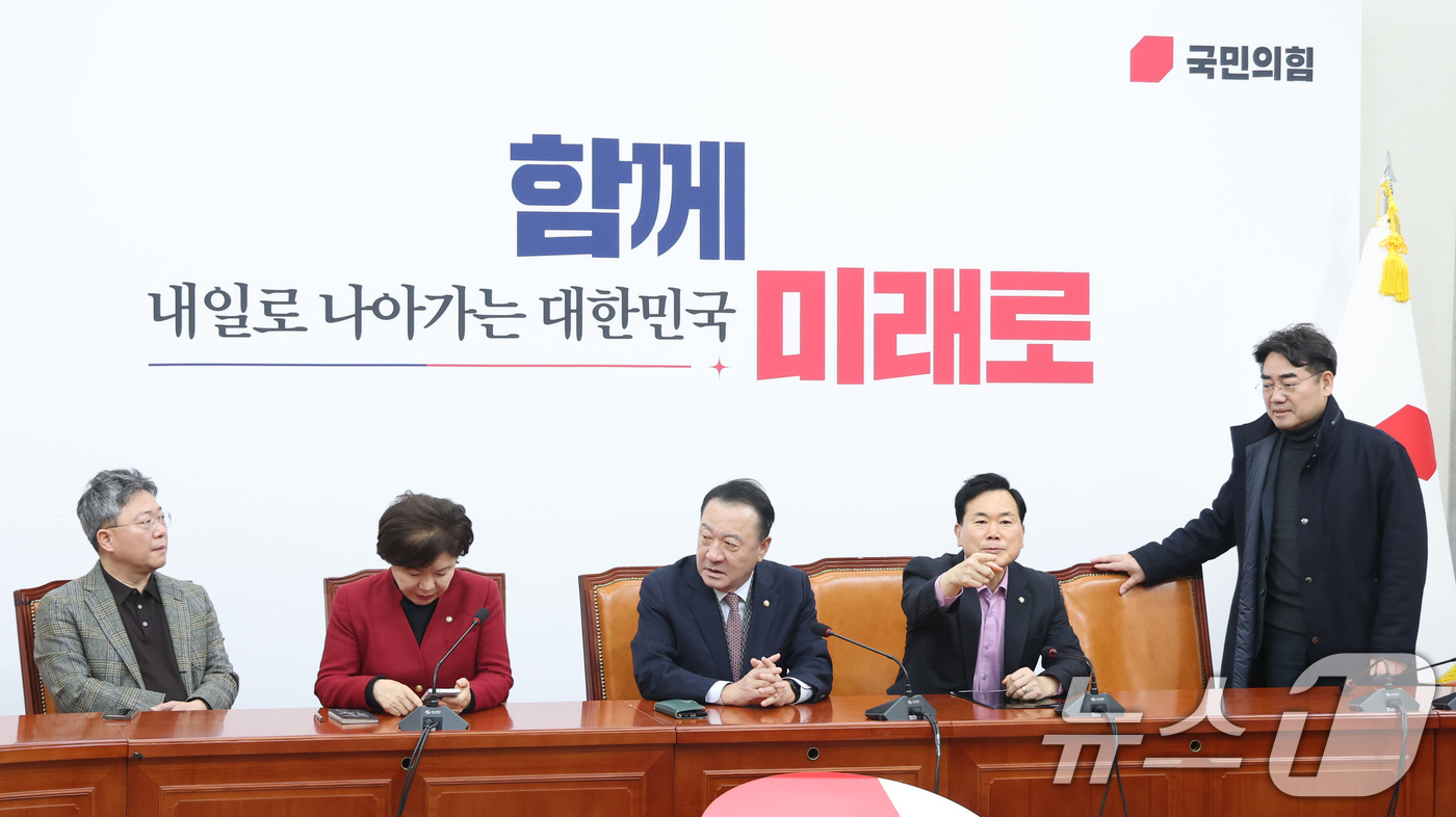 (서울=뉴스1) 신웅수 기자 = 국민의힘 당내 개혁·소장파 의원 모임인 '대안과미래' 재선 의원들이 26일 서울 여의도 국회에서 회동하고 있다. 2026.2.26/뉴스1