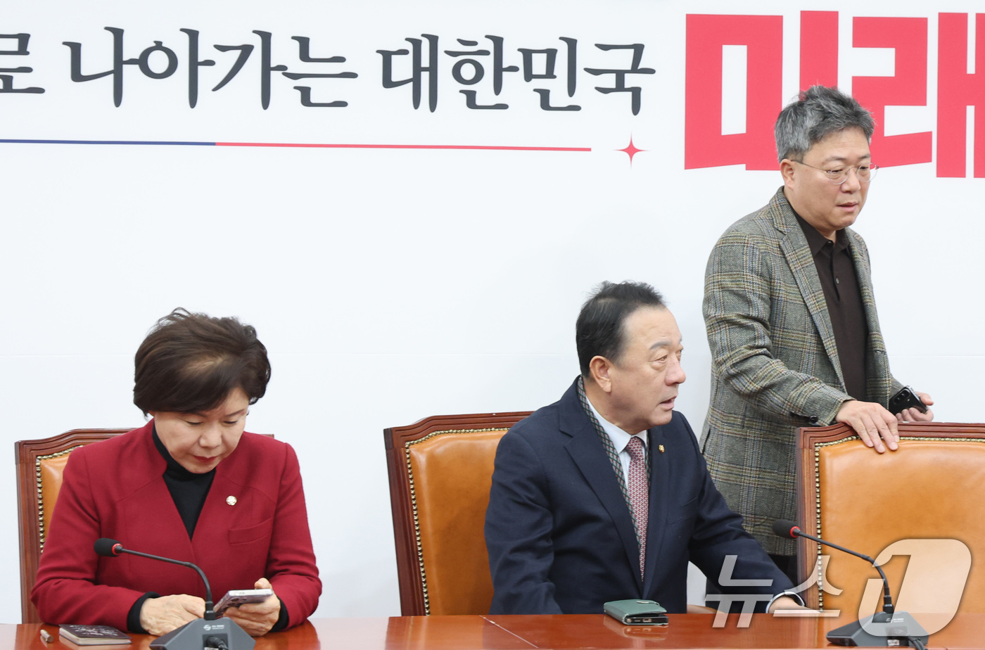 (서울=뉴스1) 신웅수 기자 = 국민의힘 당내 개혁·소장파 의원 모임인 '대안과미래' 재선 의원들이 26일 서울 여의도 국회에서 회동하고 있다. 2026.2.26/뉴스1