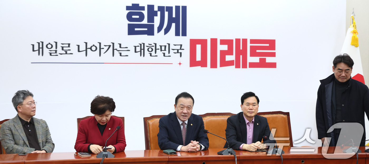 (서울=뉴스1) 신웅수 기자 = 국민의힘 당내 개혁·소장파 의원 모임인 '대안과미래' 재선 의원들이 26일 서울 여의도 국회에서 회동하고 있다. 2026.2.26/뉴스1