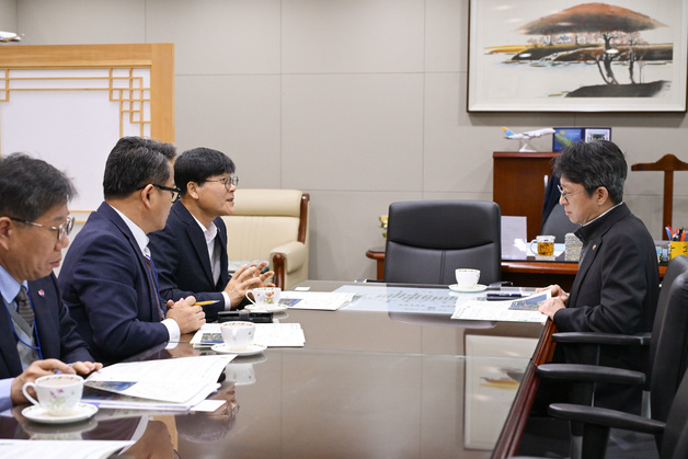 '거제~가덕신공항 연결철도' 10만 서명부 국토부에 전달