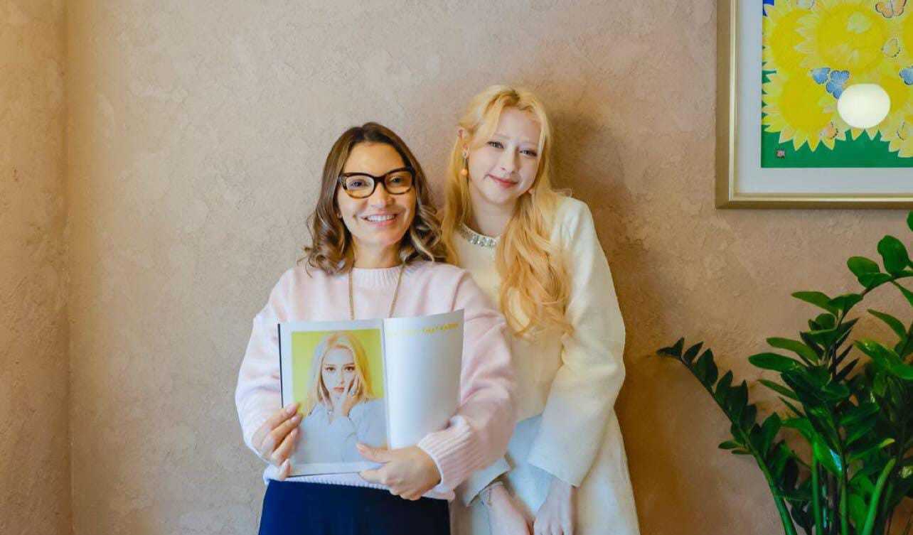 본문 이미지 - 호잔렐라 다시우바 여사(왼쪽)과 만난 블랙스완 가비/ 사진제공=디알뮤직