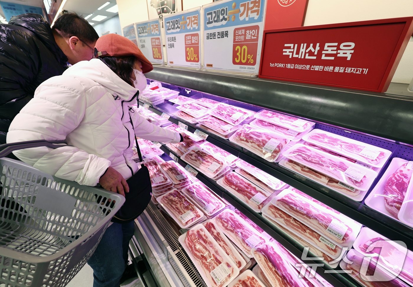 (서울=뉴스1) 구윤성 기자 = 26일 오후 서울 이마트 용산점에서 시민들이 이날부터 할인 판매 행사를 시작한 국내산 돼지고기를 구입하고 있다.앞서 구윤철 경제부총리 겸 재정경재부 …