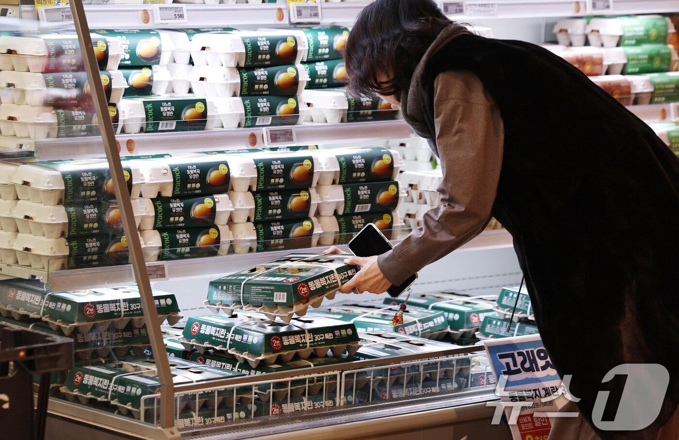본문 이미지 - 서울 이마트 용산점에서 한 시민이 할인 판매 행사중인 달걀을 구입하고 있다. 2026.2.26 ⓒ 뉴스1 구윤성 기자