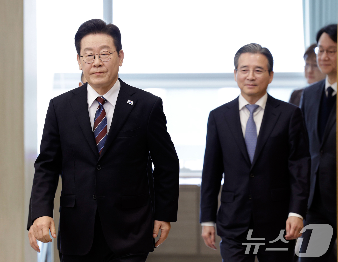 (서울=뉴스1) 허경 기자 = 이재명 대통령이 26일 청와대 여민관에서 열린 수석보좌관회의에 입장하고 있다. (청와대통신사진기자단) 2026.2.26/뉴스1