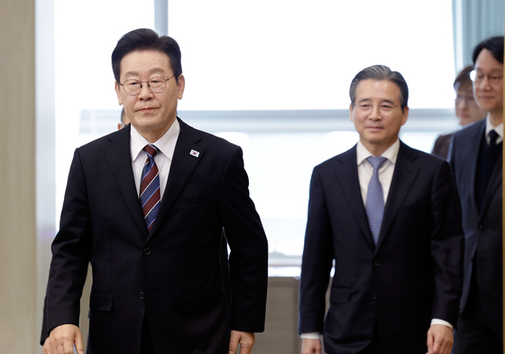 수석보좌관회의 입장하는 이재명 대통령