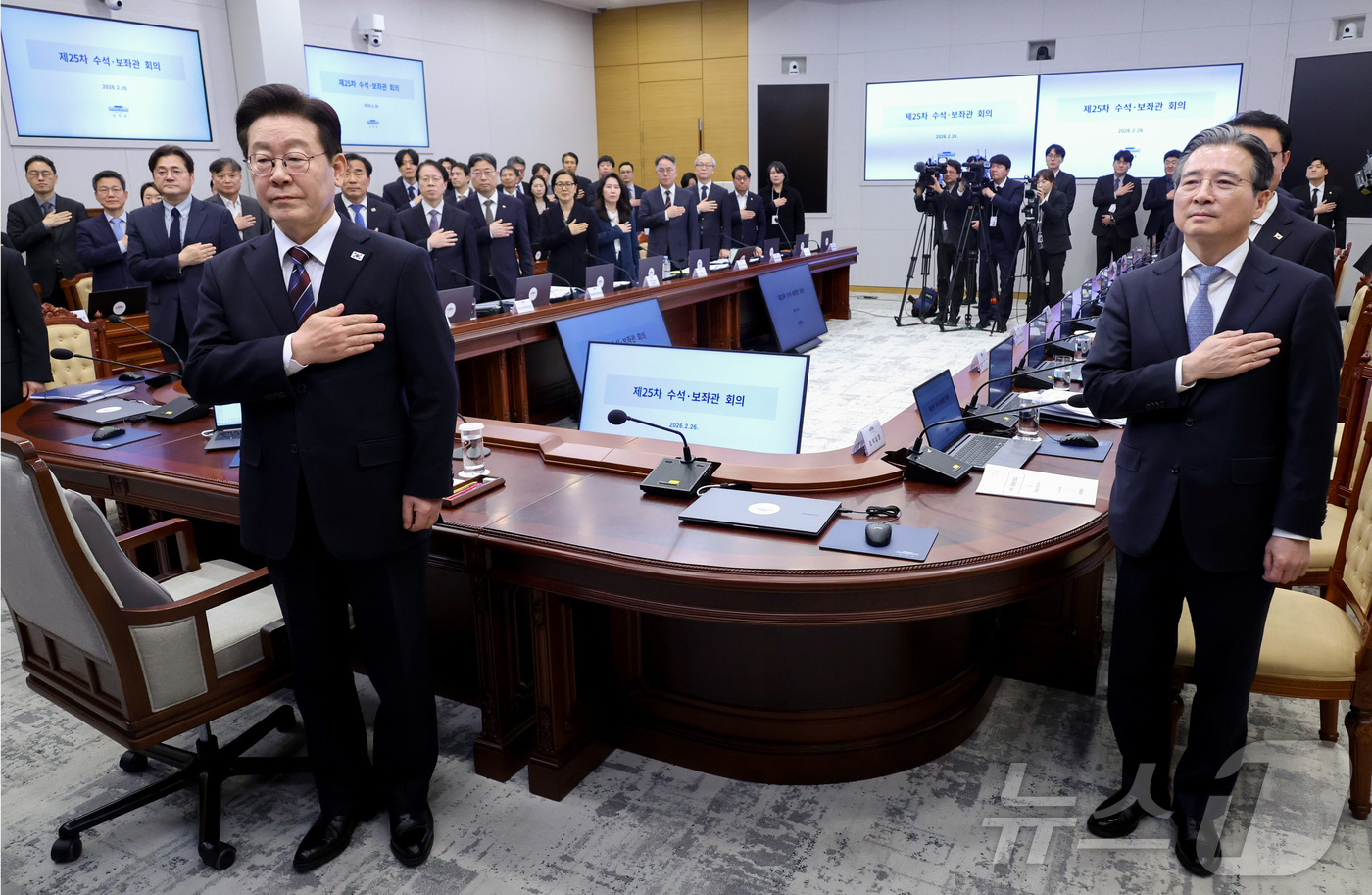 (서울=뉴스1) 이재명 기자 = 이재명 대통령이 26일 청와대에서 열린 수석보좌관회의에서 국민의례를 하고 있다. (청와대통신사진기자단) 2026.2.26/뉴스1