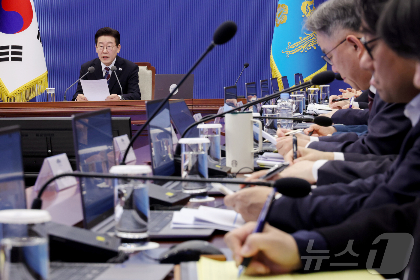 (서울=뉴스1) 이재명 기자 = 이재명 대통령이 26일 청와대에서 열린 수석보좌관회의에서 발언을 하고 있다. (청와대통신사진기자단) 2026.2.26/뉴스1