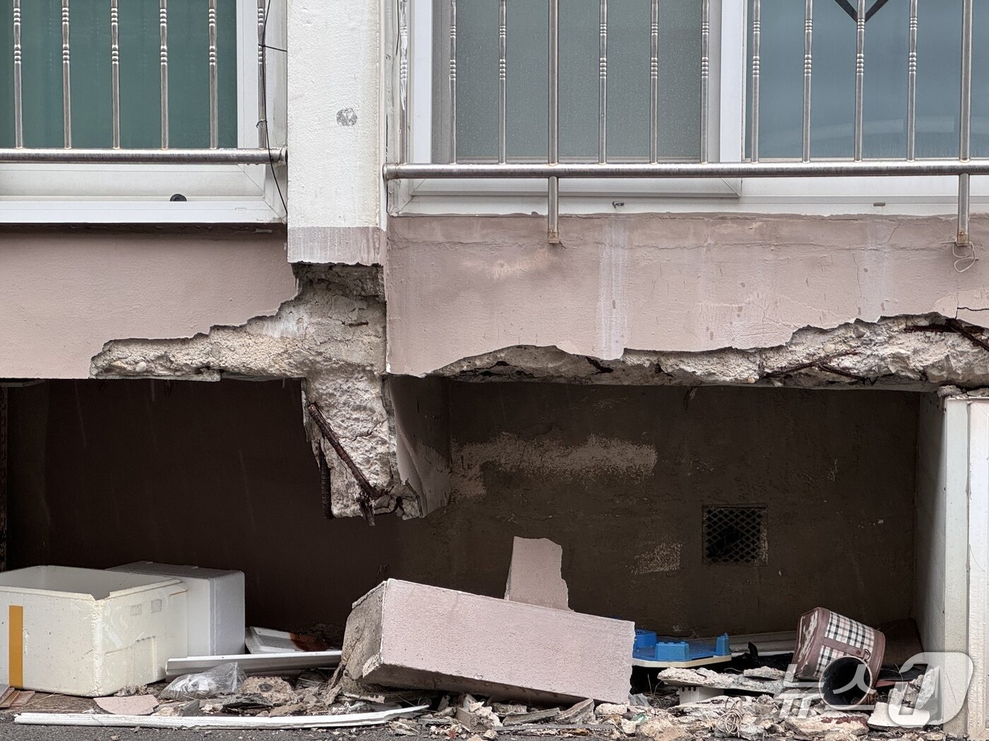 본문 이미지 - 25일 울산 동구 방어진국민아파트 하단부 콘크리트가 무너진 모습. 지난 2023년 정밀안전진단 최하위 등급을 받고 철거를 앞두고 있다. 2026.2.25.ⓒ 뉴스1 김세은 기자