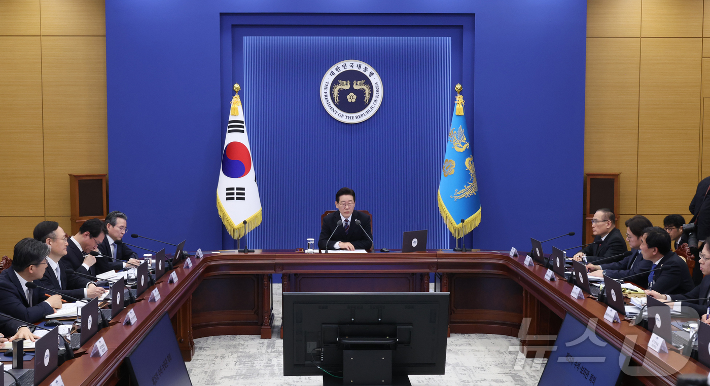 (서울=뉴스1) 이재명 기자 = 이재명 대통령이 26일 청와대에서 열린 수석보좌관회의에서 발언을 하고 있다. (청와대통신사진기자단) 2026.2.26/뉴스1