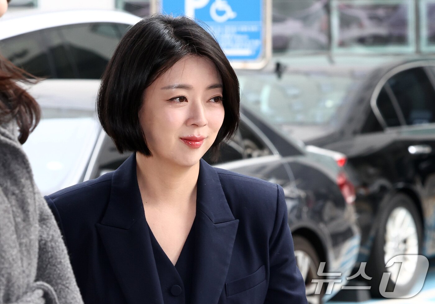 본문 이미지 - 배현진 국민의힘 의원이 26일 오후 서울 양천구 서울남부지방법원에서 열린 당원권정지 효력정지 가처분사건 첫 심문기일에 출석하고 있다.  2026.2.26 ⓒ 뉴스1 최지환 기자