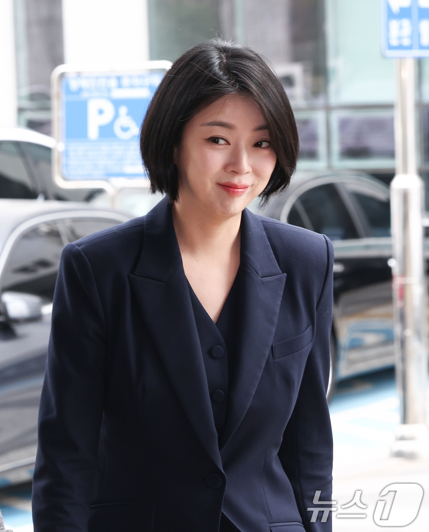 (서울=뉴스1) 최지환 기자 = 배현진 국민의힘 의원이 26일 오후 서울 양천구 서울남부지방법원에서 열린 당원권정지 효력정지 가처분사건 첫 심문기일에 출석하고 있다.앞서 배 의원은 …