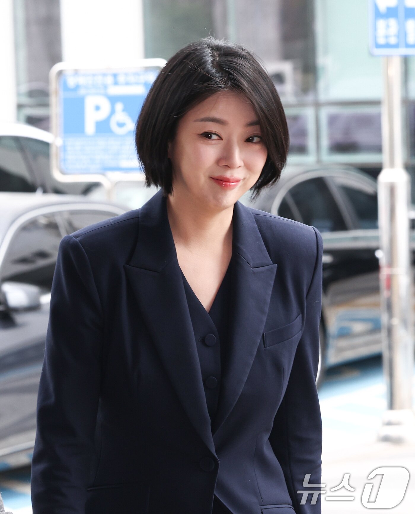 본문 이미지 - 배현진 국민의힘 의원이 26일 오후 서울 양천구 서울남부지방법원에서 열린 당원권정지 효력정지 가처분사건 첫 심문기일에 출석하고 있다.  2026.2.26 ⓒ 뉴스1 최지환 기자