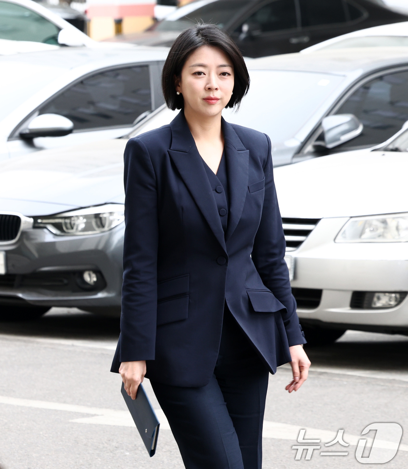 (서울=뉴스1) 최지환 기자 = 배현진 국민의힘 의원이 26일 오후 서울 양천구 서울남부지방법원에서 열린 당원권정지 효력정지 가처분사건 첫 심문기일에 출석하고 있다.앞서 배 의원은 …