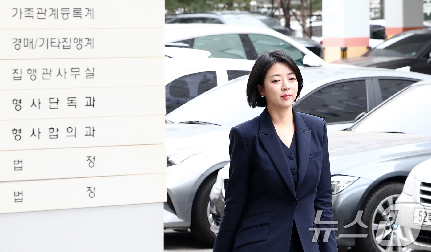 (서울=뉴스1) 최지환 기자 = 배현진 국민의힘 의원이 26일 오후 서울 양천구 서울남부지방법원에서 열린 당원권정지 효력정지 가처분사건 첫 심문기일에 출석하고 있다.앞서 배 의원은 …