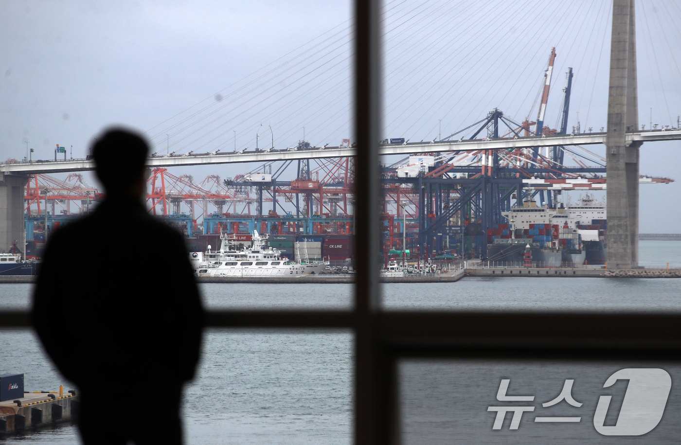 (부산=뉴스1) 윤일지 기자 = 26일 오후 부산 동구 부산항국제전시컨벤션센터에서 시민이 부산항이 보이는 창문 밖을 바라보고 있다.부산항은 강화도조약이 체결된 1876년 2월 26 …
