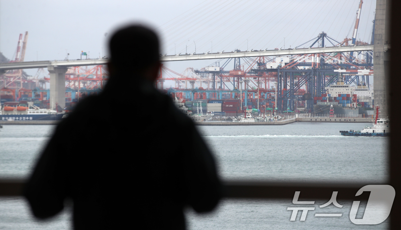 (부산=뉴스1) 윤일지 기자 = 26일 오후 부산 동구 부산항국제전시컨벤션센터에서 시민이 부산항이 보이는 창문 밖을 바라보고 있다.부산항은 강화도조약이 체결된 1876년 2월 26 …