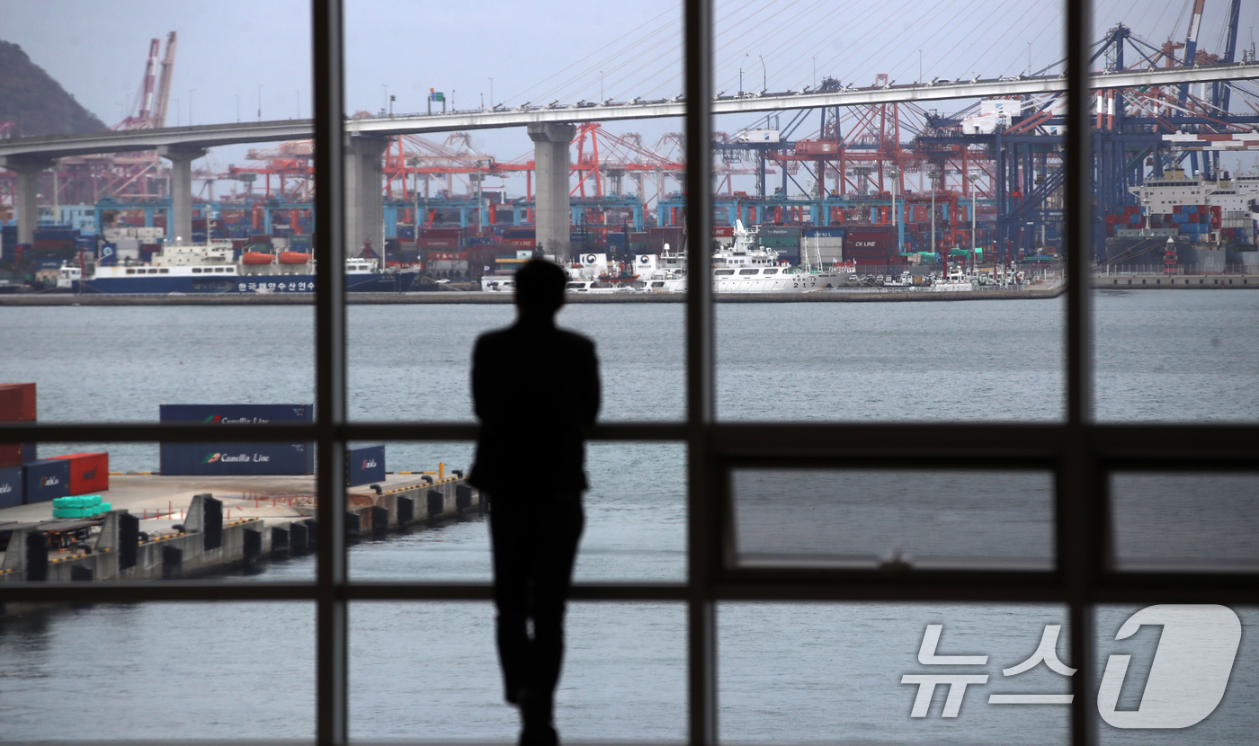(부산=뉴스1) 윤일지 기자 = 26일 오후 부산 동구 부산항국제전시컨벤션센터에서 시민이 부산항이 보이는 창문 밖을 바라보고 있다.부산항은 강화도조약이 체결된 1876년 2월 26 …