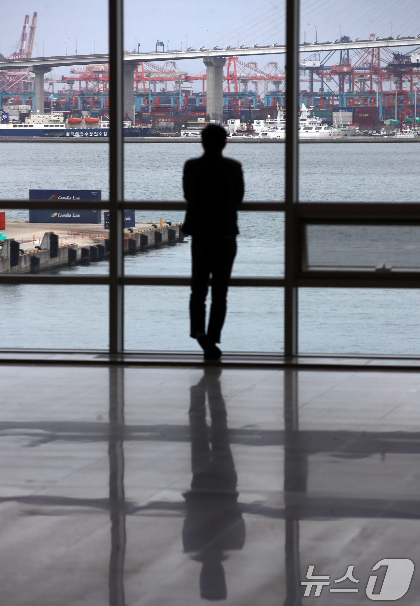 (부산=뉴스1) 윤일지 기자 = 26일 오후 부산 동구 부산항국제전시컨벤션센터에서 시민이 부산항이 보이는 창문 밖을 바라보고 있다.부산항은 강화도조약이 체결된 1876년 2월 26 …