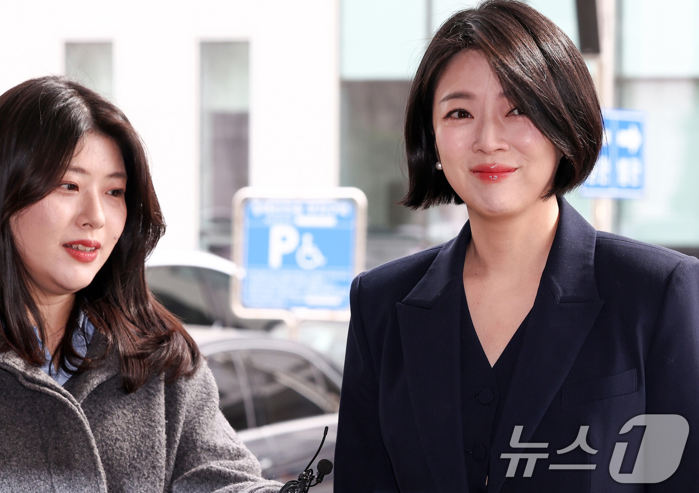 (서울=뉴스1) 최지환 기자 = 배현진 국민의힘 의원이 26일 오후 서울 양천구 서울남부지방법원에서 열린 당원권정지 효력정지 가처분사건 첫 심문기일에 출석하고 있다.앞서 배 의원은 …