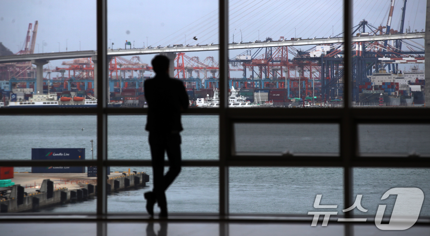(부산=뉴스1) 윤일지 기자 = 26일 오후 부산 동구 부산항국제전시컨벤션센터에서 시민이 부산항이 보이는 창문 밖을 바라보고 있다.부산항은 강화도조약이 체결된 1876년 2월 26 …