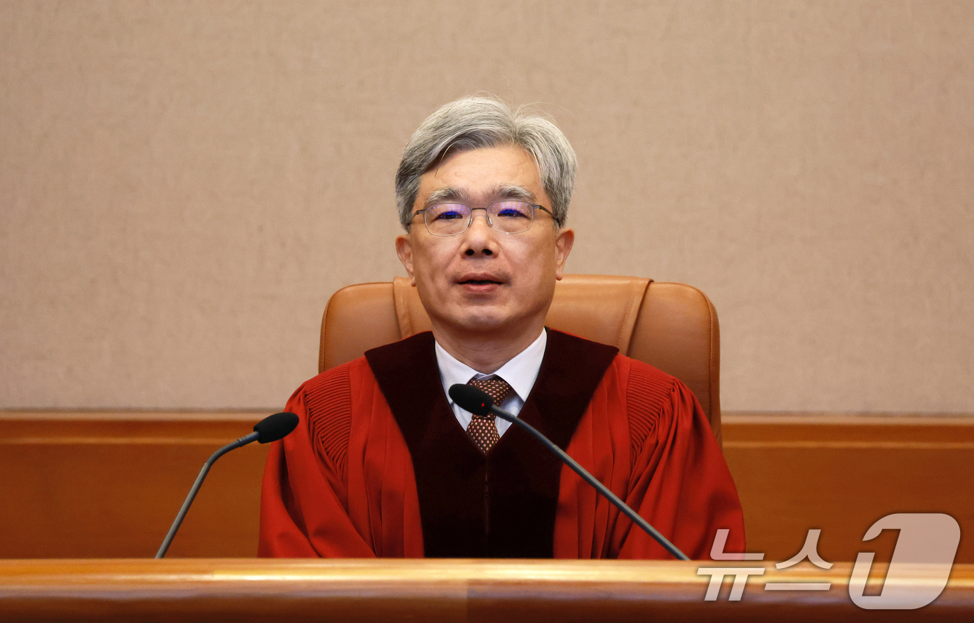 (서울=뉴스1) 이호윤 기자 = 김상환 헌법재판소장이 26일 서울 종로구 헌법재판소에서 열린 출입국 관리 '안면 이미지 등 생체정보 활용' 헌법소원 결론 등 2월 심판사건 선고를 …