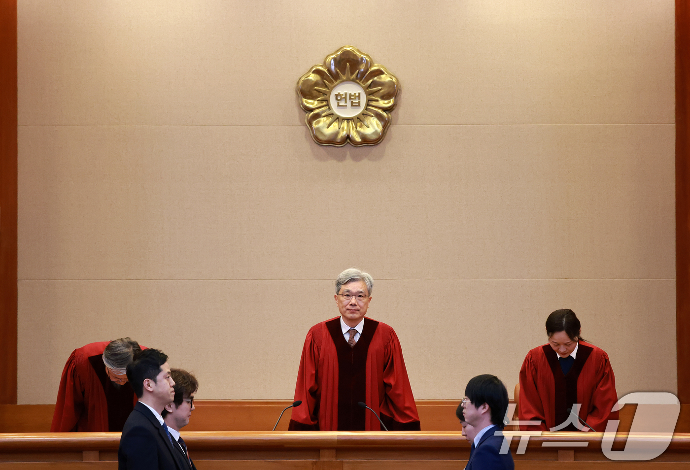 (서울=뉴스1) 이호윤 기자 = 김상환 헌법재판소장과 재판관들이 26일 서울 종로구 헌법재판소에서 열린 출입국 관리 '안면 이미지 등 생체정보 활용' 헌법소원 결론 등 2월 심판사 …