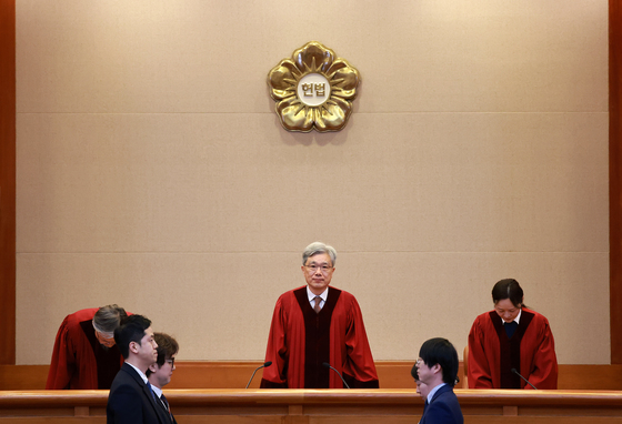 대심판정 들어서는 헌법재판관들