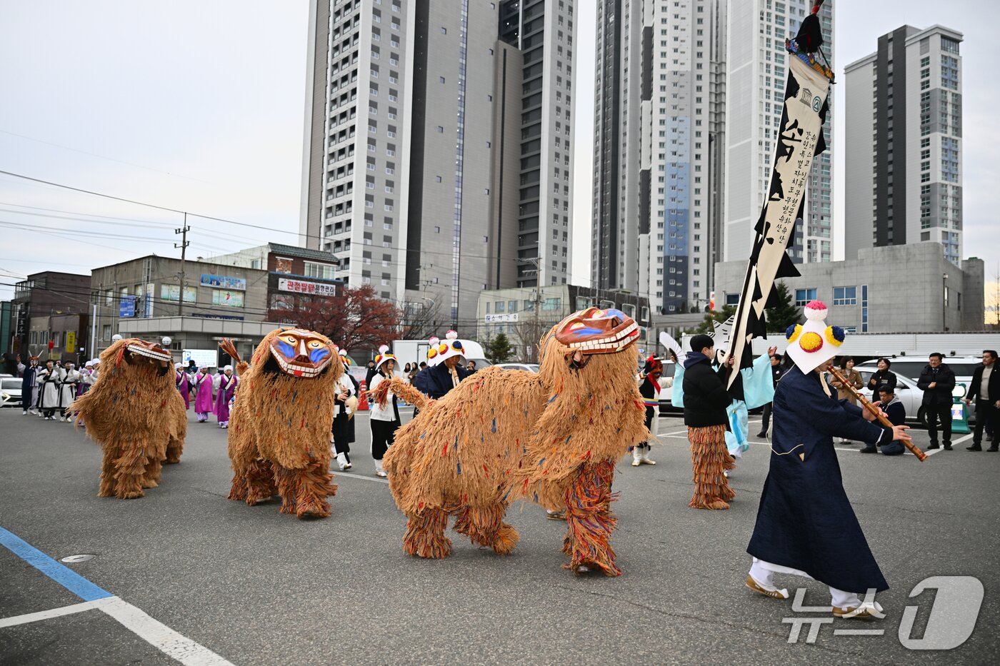 본문 이미지 - 지난해 속초 정월대보름 지신밟기 행사.(속초시 제공, 재판매 및 DB 금지) 2026.2.26/뉴스1