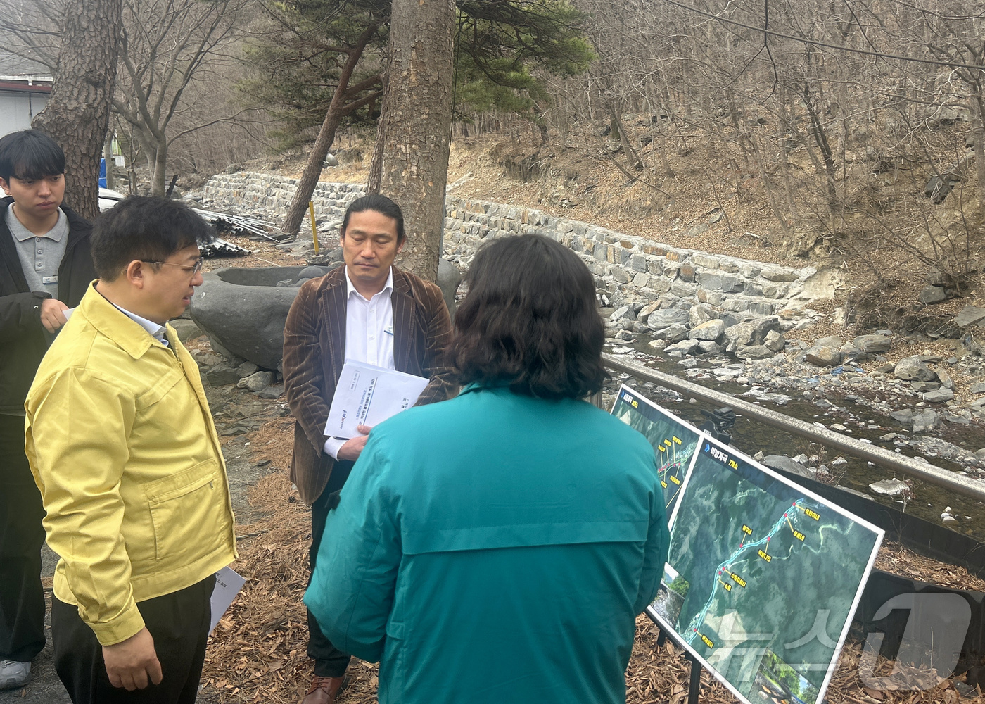 (서울=뉴스1) = 김용균 행정안전부 자연재난실장이 26일 충남 보령시 성주천과 전북 완주군 용연천을 방문해 하천·계곡 구역 내 불법 점용시설(물놀이 시설, 평상 등) 정비 현황을 …