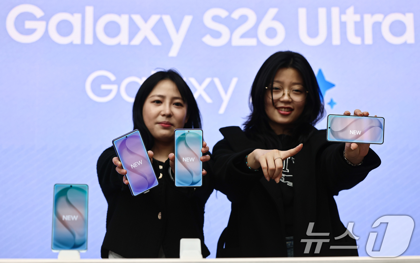(서울=뉴스1) 김도우 기자 = 26일 서울 종로구 KT플라자 광화문 온맞이점에서 직원들이 갤럭시 S26 시리즈를 소개하고 있다.KT를 비롯한 통신 3사는 이달 27일부터 3월5일 …