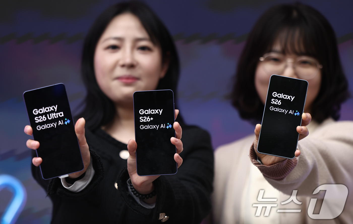 (서울=뉴스1) 김도우 기자 = 26일 서울 종로구 KT플라자 광화문 온맞이점에서 직원들이 갤럭시 S26 시리즈를 소개하고 있다.KT를 비롯한 통신 3사는 이달 27일부터 3월5일 …