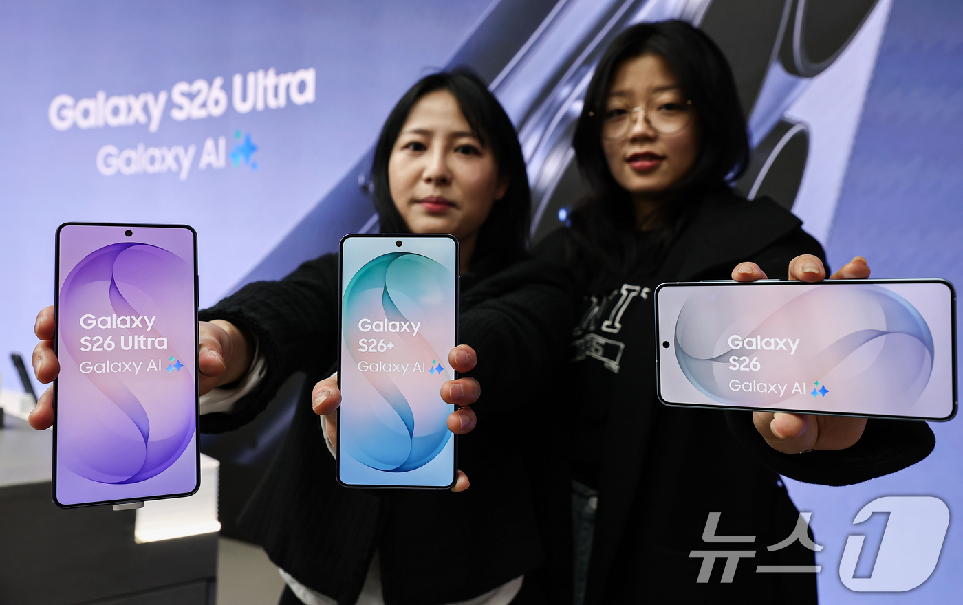 (서울=뉴스1) 김도우 기자 = 26일 서울 종로구 KT플라자 광화문 온맞이점에서 직원들이 갤럭시 S26 시리즈를 소개하고 있다.KT를 비롯한 통신 3사는 이달 27일부터 3월5일 …