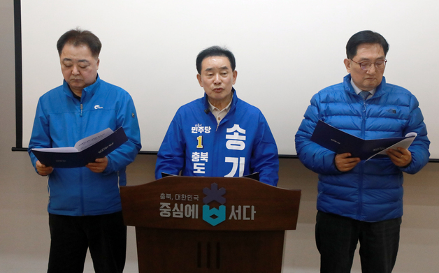 민주당 충북지사 예비후보들, 신용한 '경력' 싸고 공방