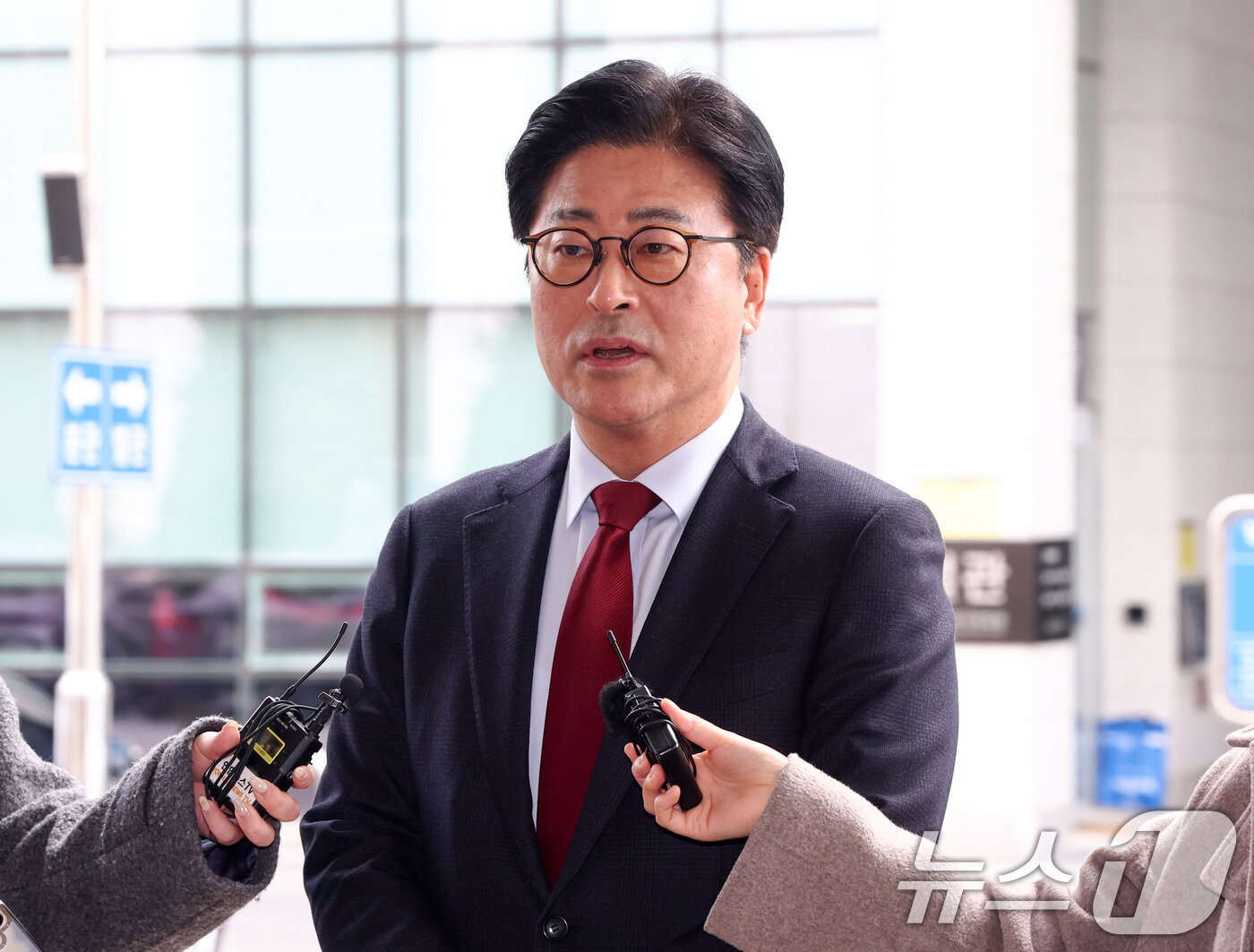 본문 이미지 - 김종혁 전 국민의힘 최고위원이 26일 오후 서울 양천구 서울남부지방법원에서 열린 국민의힘 징계 효력정지 가처분사건 첫 심문기일에 출석하며 취재진 질문에 답변하고 있다. 김 전 최고위원은 언론 인터뷰에서 당 지도부 및 당원을 모욕했다며 '탈당 권유' 처분을 받았다. 김 전 최고위원이 탈당 신고서를 제출하지 않음에 따라 지난 9일 제명됐다. 2026.2.26 ⓒ 뉴스1 최지환 기자