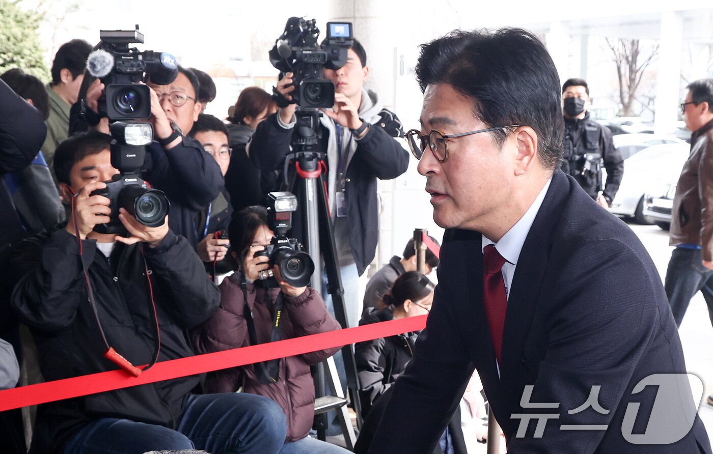 본문 이미지 - 김종혁 전 국민의힘 최고위원이 26일 오후 서울 양천구 서울남부지방법원에서 열린 국민의힘 징계 효력정지 가처분사건 첫 심문기일에 출석하고 있다. 2026.2.26 ⓒ 뉴스1 최지환 기자