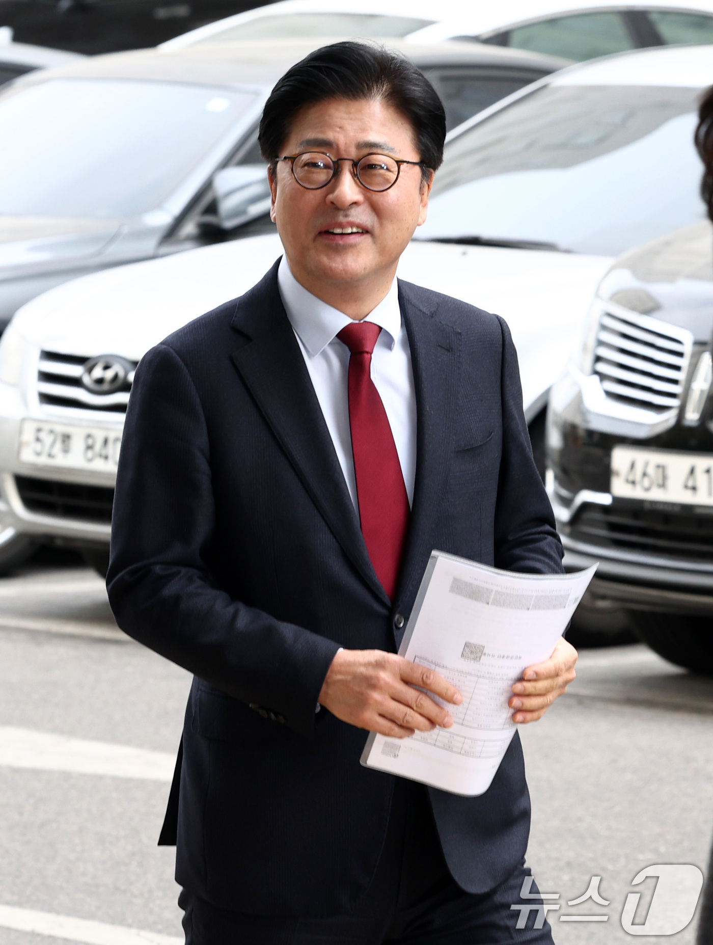 (서울=뉴스1) 최지환 기자 = 김종혁 전 국민의힘 최고위원이 26일 오후 서울 양천구 서울남부지방법원에서 열린 국민의힘 징계 효력정지 가처분사건 첫 심문기일에 출석하고 있다.김 …