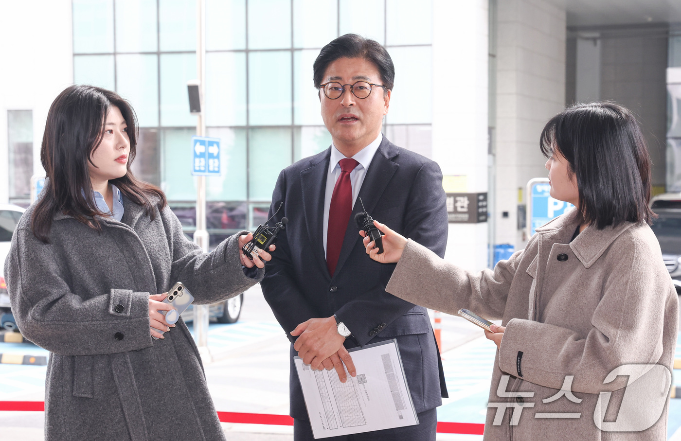 (서울=뉴스1) 최지환 기자 = 김종혁 전 국민의힘 최고위원이 26일 오후 서울 양천구 서울남부지방법원에서 열린 국민의힘 징계 효력정지 가처분사건 첫 심문기일에 출석하며 취재진 질 …