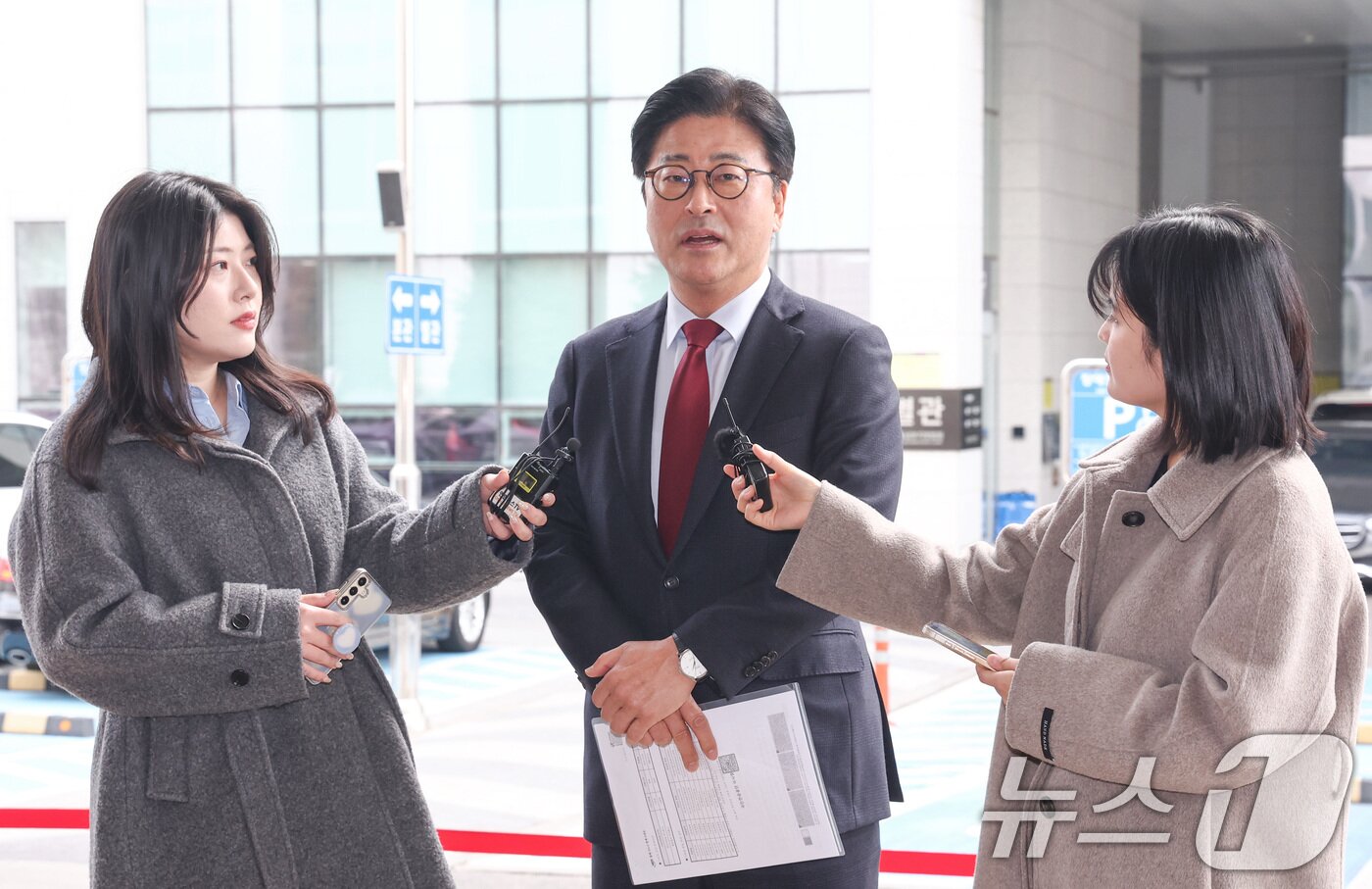 본문 이미지 - 김종혁 전 국민의힘 최고위원이 26일 오후 서울 양천구 서울남부지방법원에서 열린 국민의힘 징계 효력정지 가처분사건 첫 심문기일에 출석하며 취재진 질문에 답변하고 있다.  2026.2.26 ⓒ 뉴스1 최지환 기자