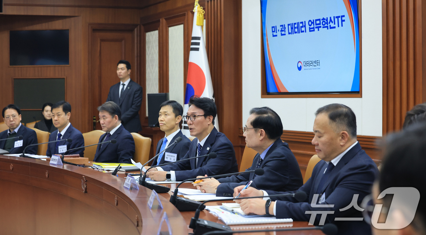 (서울=뉴스1) 임세영 기자 = 김민석 국무총리가 26일 서울 종로구 정부서울청사에서 열린 민-관 대테러 업무혁신 TF 2차 회의에서 모두발언을 하고 있다. 2026.2.26/뉴스 …