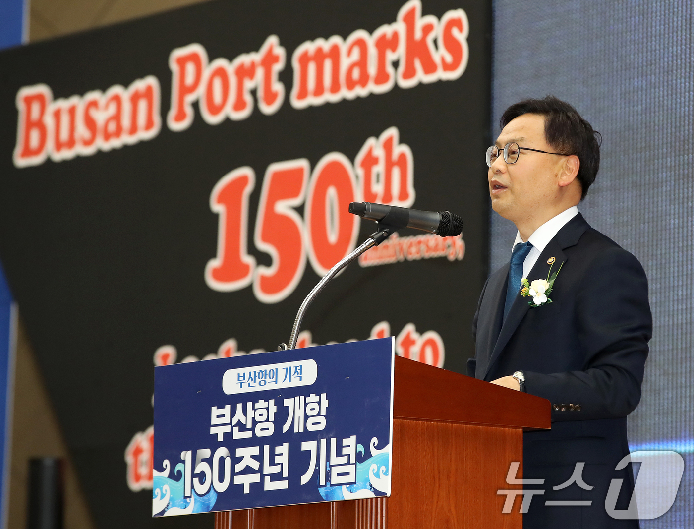 (부산=뉴스1) 윤일지 기자 = 김성범 해양수산부 장관 직무대행이 26일 오후 부산 동구 부산항국제전시컨벤션센터에서 열린 부산항 개항 150주년 기념식에서 기념사를 하고 있다. …