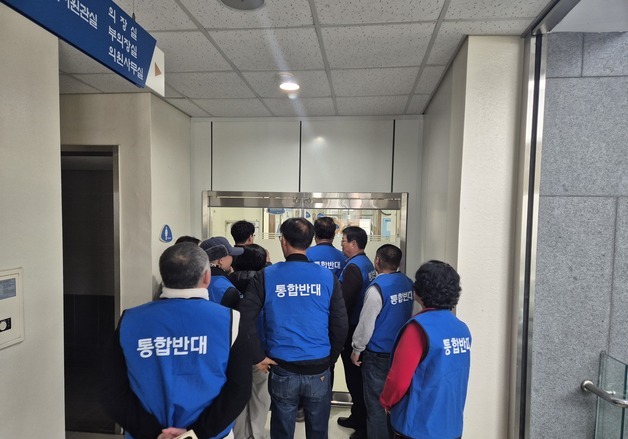 유의식 완주군의장, 불출마 회견 취소…동료 의원들이 막아