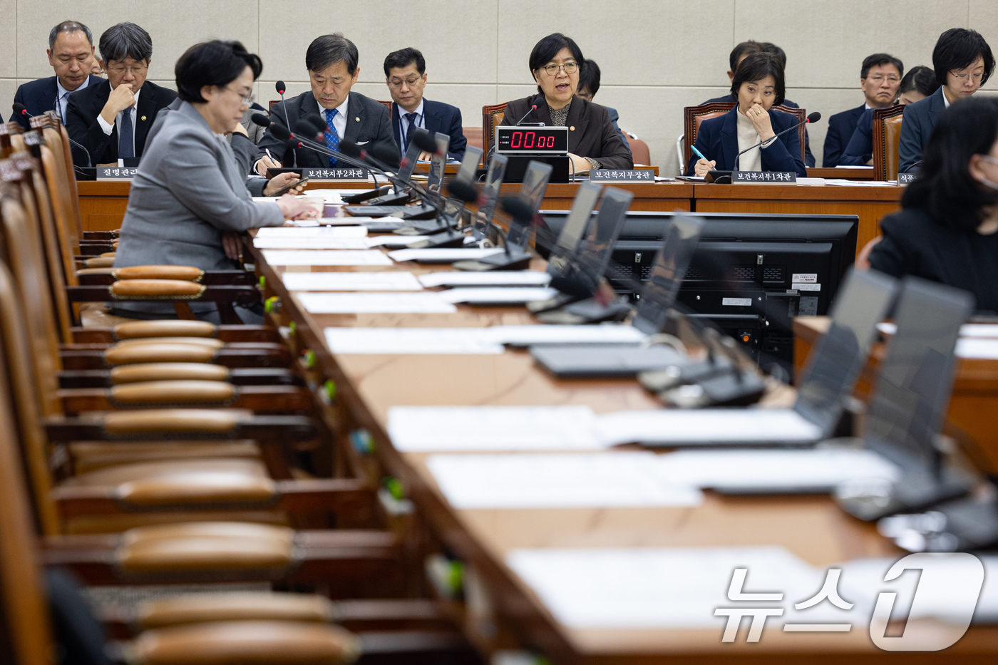 (서울=뉴스1) 유승관 기자 = 정은경 보건복지부 장관이 26일 서울 여의도 국회에서 열린 제432회 국회(임시회) 보건복지위원회 제1차 전체회의에서 의원 질의에 답하고 있다. 2 …