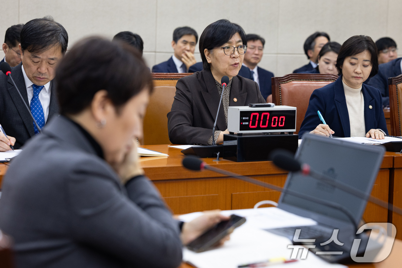 (서울=뉴스1) 유승관 기자 = 정은경 보건복지부 장관이 26일 서울 여의도 국회에서 열린 제432회 국회(임시회) 보건복지위원회 제1차 전체회의에서 의원 질의에 답하고 있다. 2 …