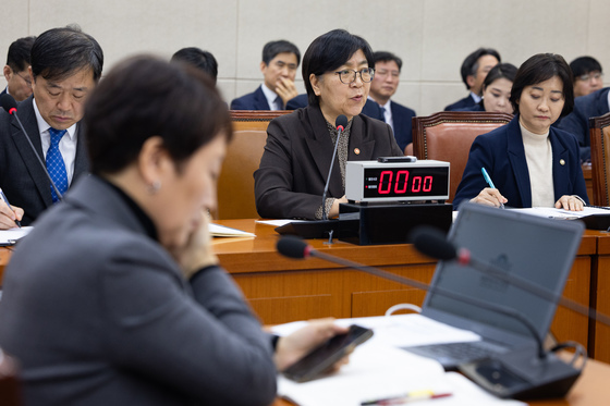 질의 답변하는 정은경 장관