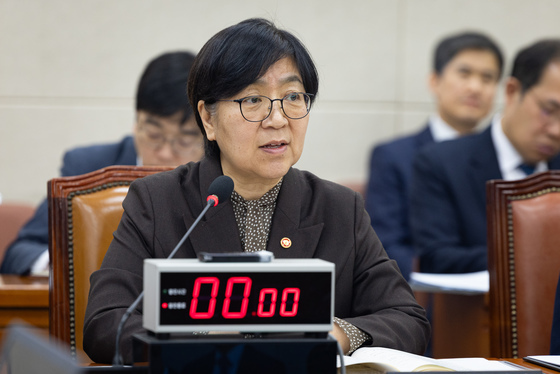 답변하는 정은경 복지부 장관