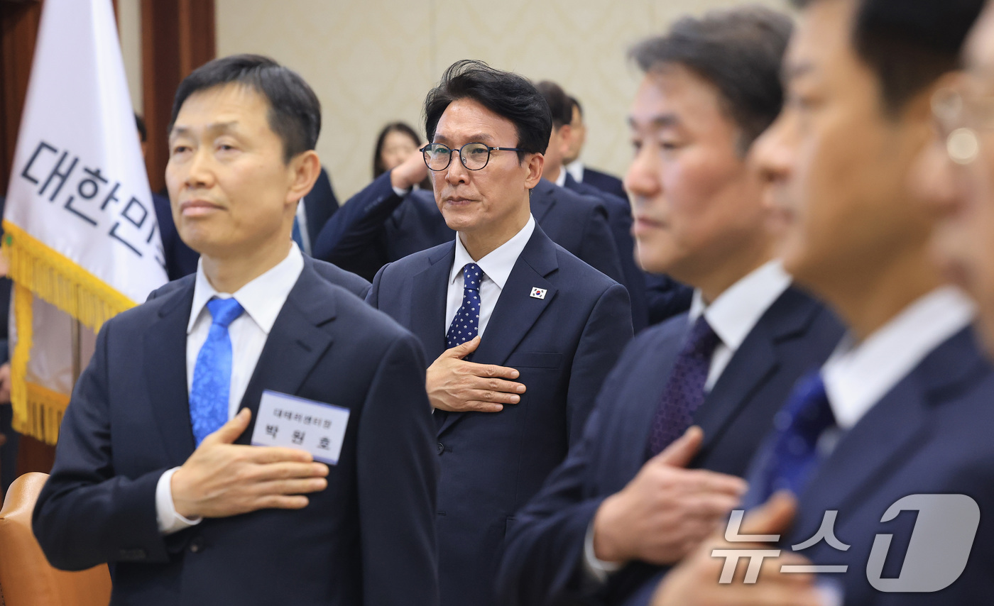 (서울=뉴스1) 임세영 기자 = 김민석 국무총리가 26일 서울 종로구 정부서울청사에서 열린 민-관 대테러 업무혁신 TF 2차 회의에서 국민의례를 하고 있다. 2026.2.26/뉴스 …