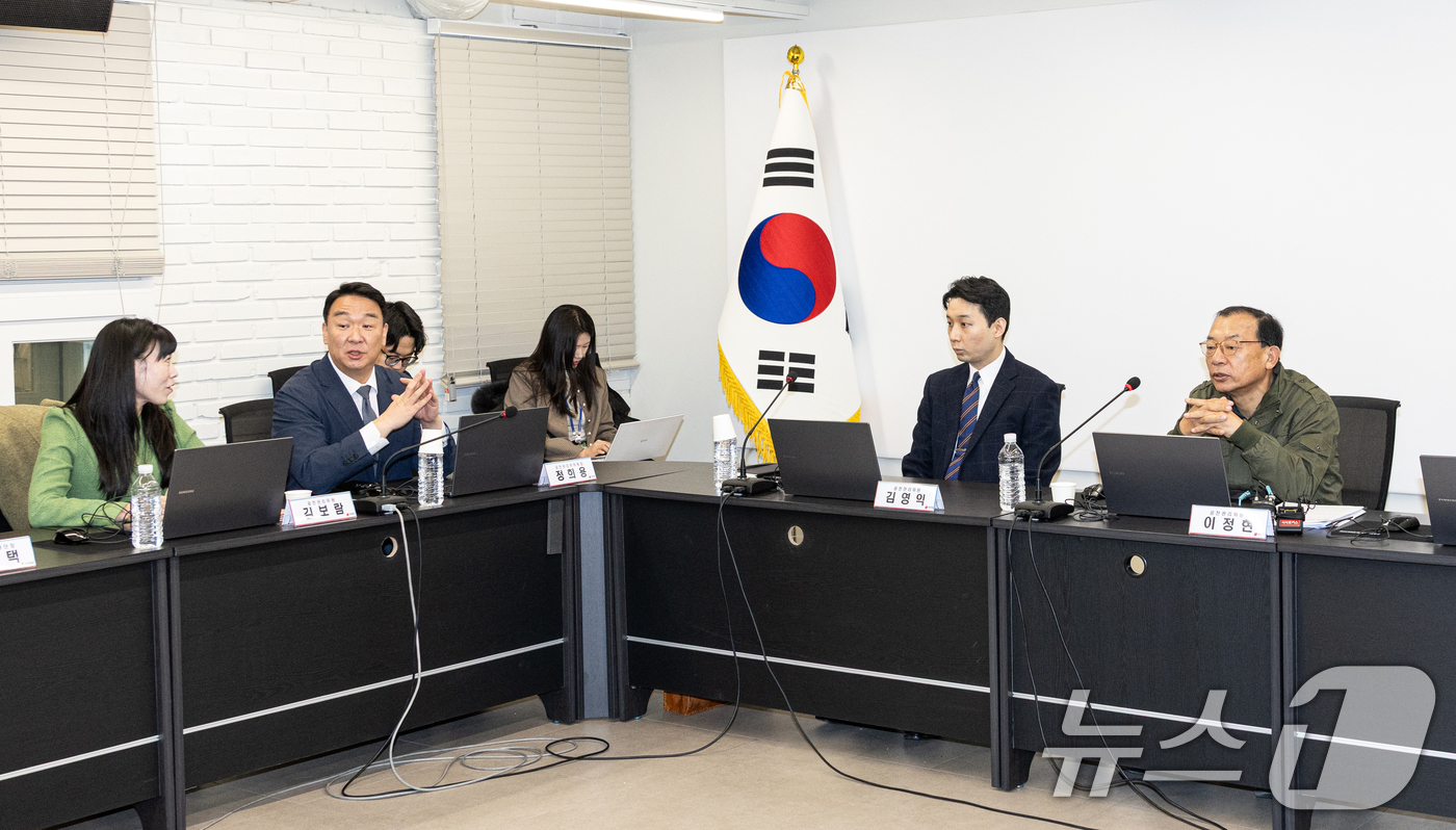 (서울=뉴스1) 이승배 기자 = 이정현 국민의힘 공천관리위원장이 26일 서울 여의도 중앙당사에서 제9회 전국동시지방선거 중앙당 공천관리위원회 3차 회의에 앞서 정희용 사무총장과 대 …